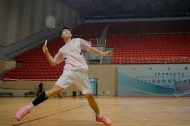 韦世豪给患重症小球迷林子金赠送签名足球，并与他保持联系